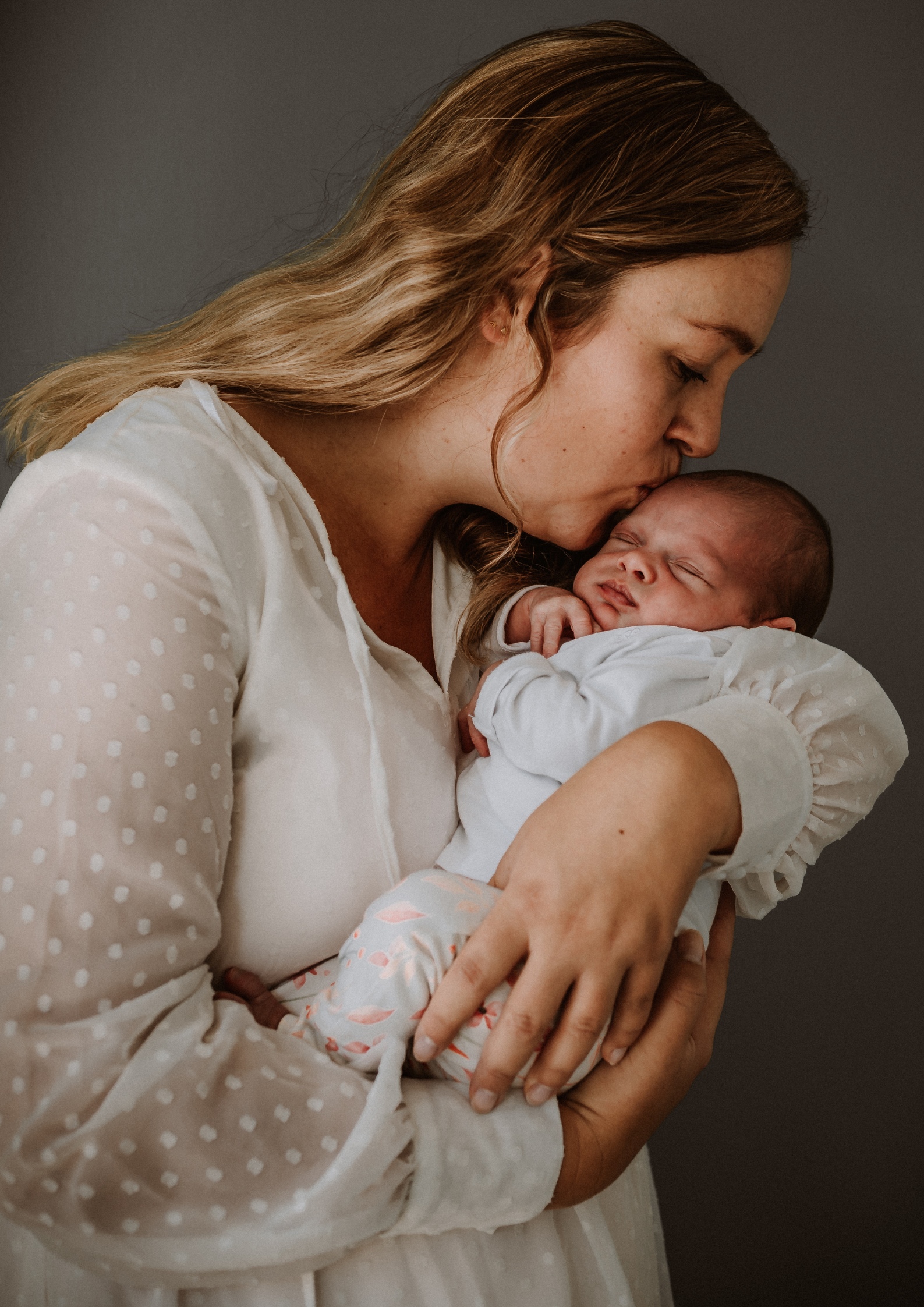 Pasgeboren baby tijdens professionele newborn fotosessie, Hoorn