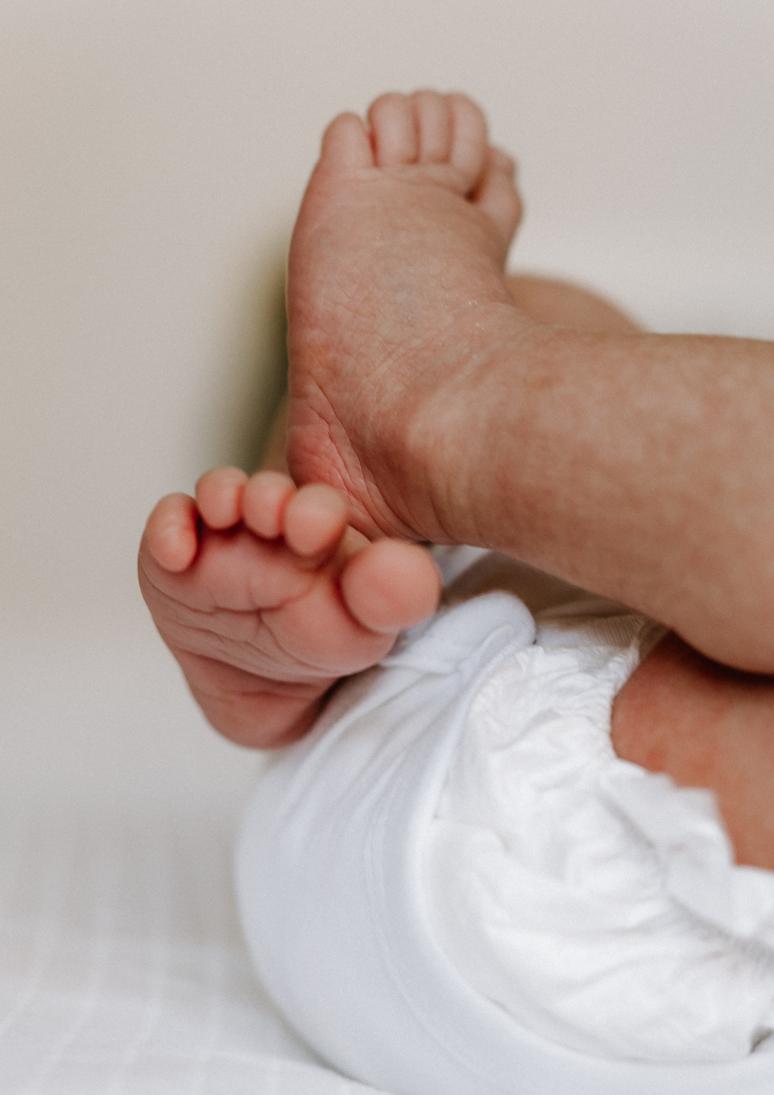 Newborn fotoshoot door Lijn 10 met baby in rust, Hoorn