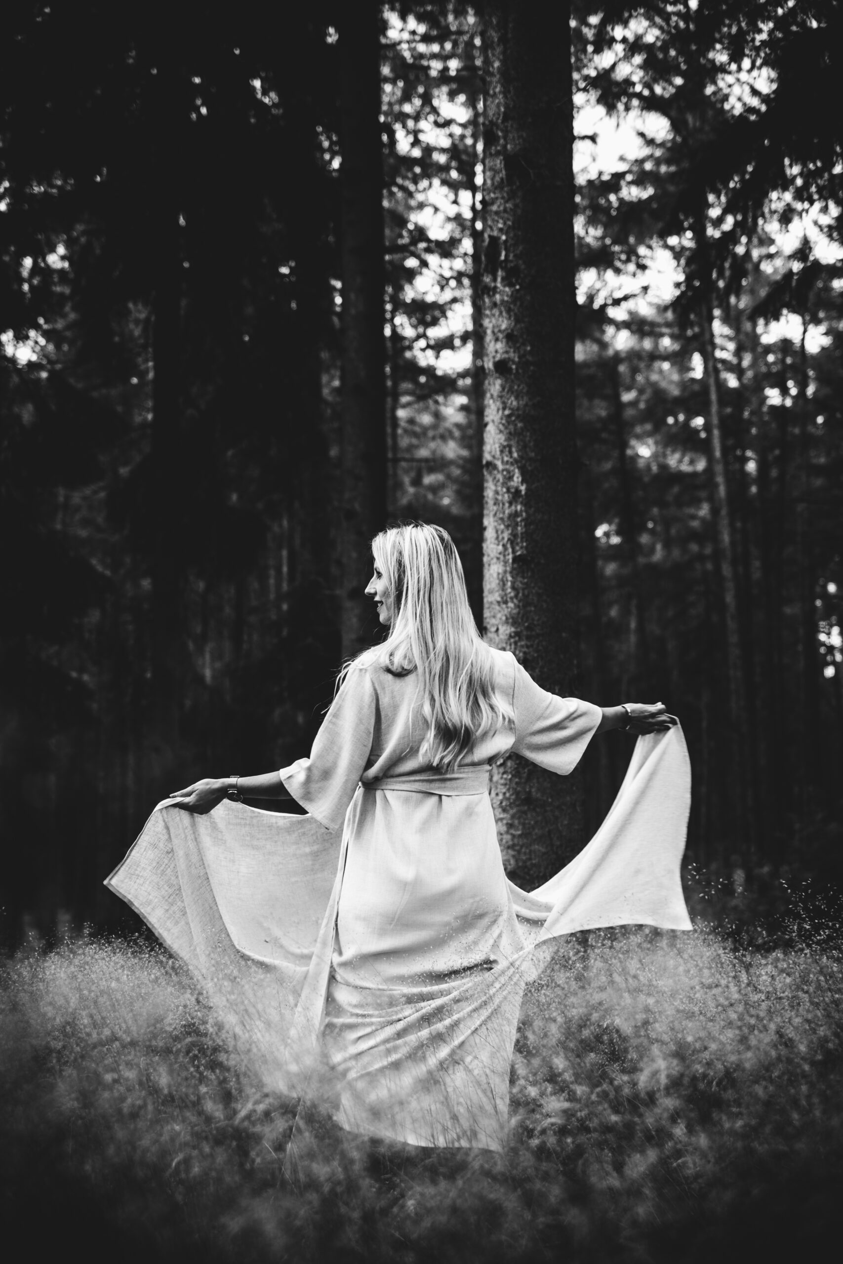 Zwangerschapsfotografie in het bos met moeder in zacht daglicht, Hoorn