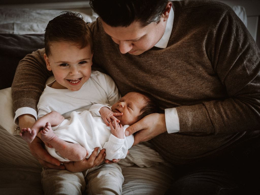 newborn Fotoshoot van vader met broertje, Hoorn