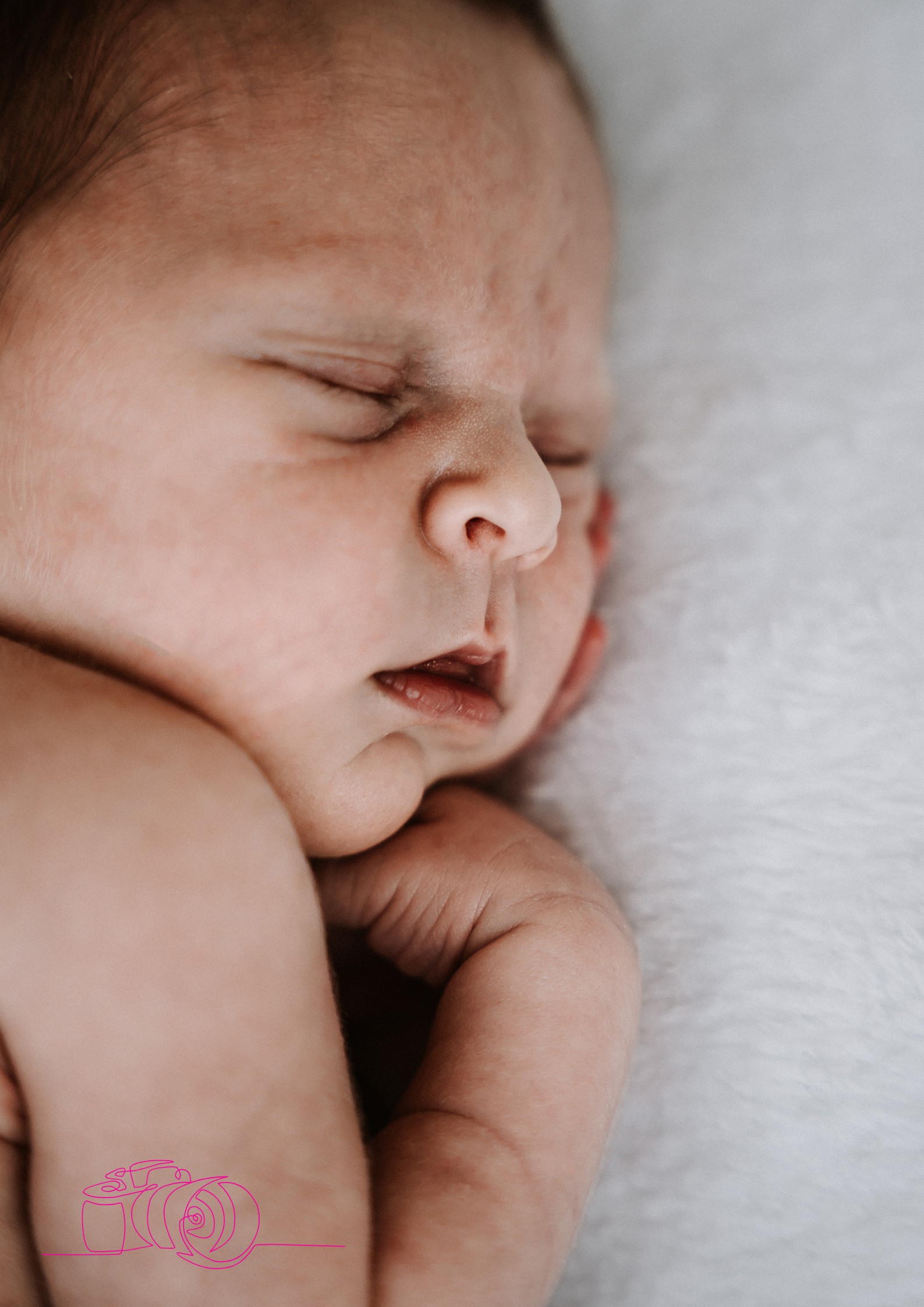 Slapende newborn vastgelegd tijdens rustige fotoshoot, Hoorn