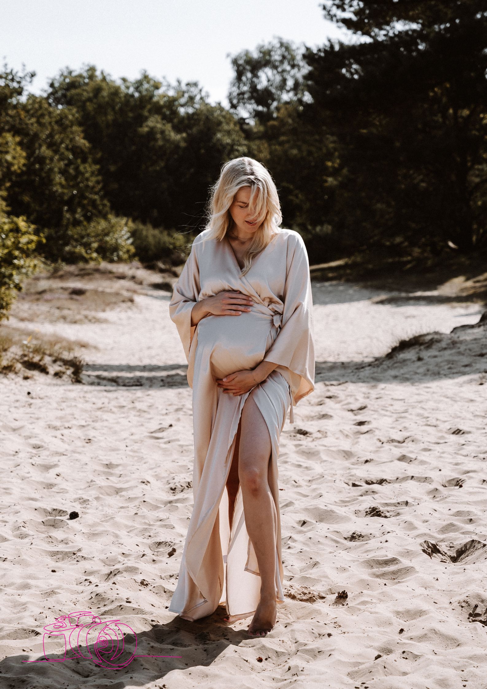 Zwangerschapsfotoshoot in Hoorn met aanstaande moeder in natuurlijke pose, Hoorn