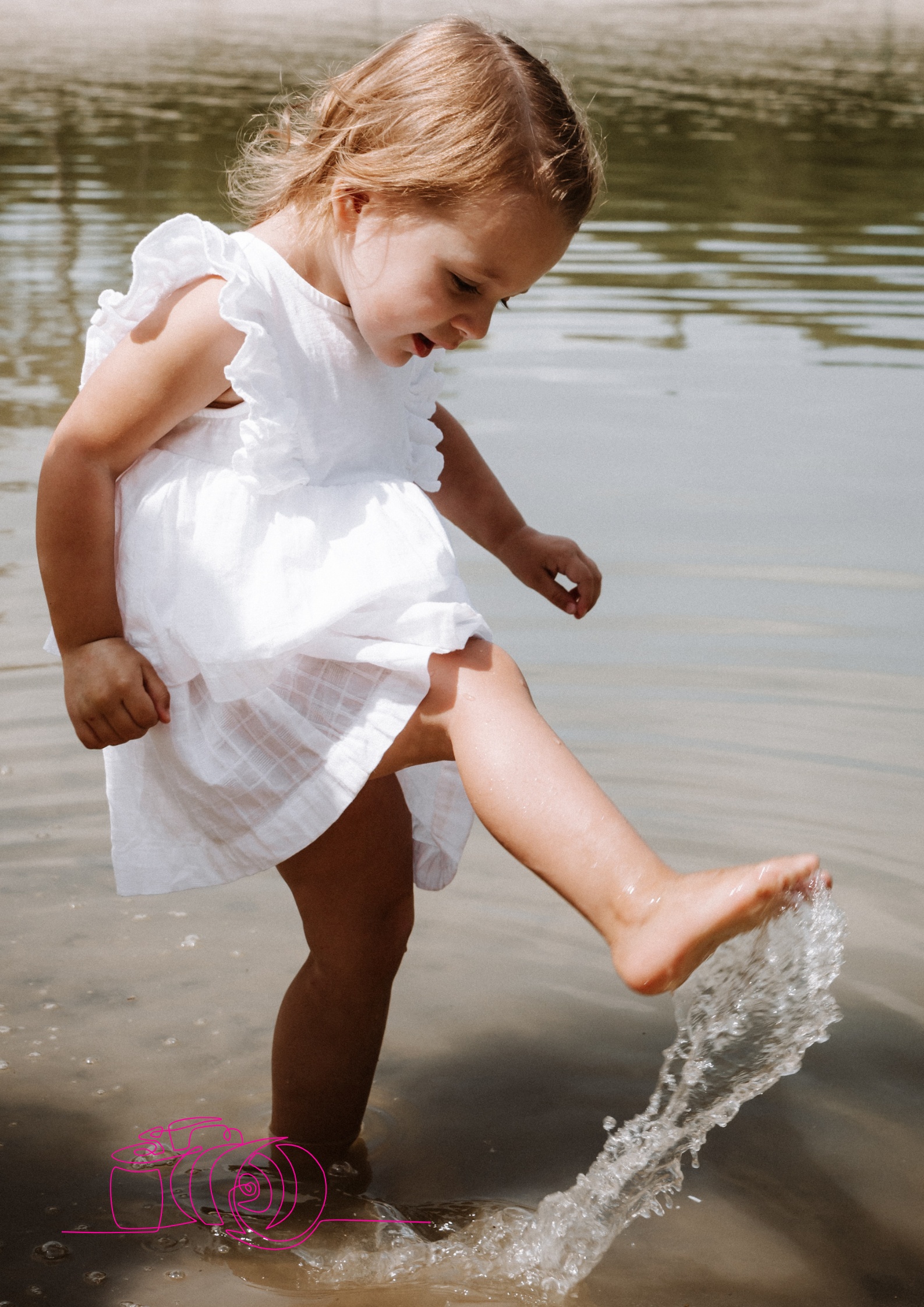 Fotoshoot van kind in water met zachte lichtval, Hoorn